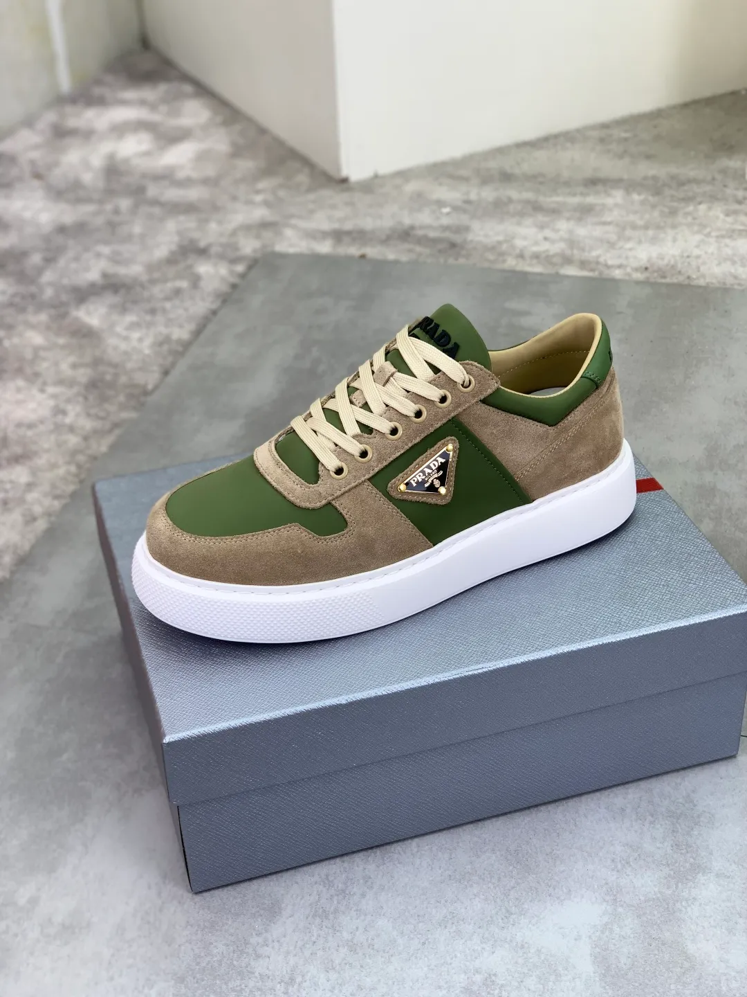 Men's shoes 💰P560💰 [New model] High version official website popular model is on the market, 🆘 Trendy brand (Prada) mainly promotes popular model, avant-garde and versatile fashionable men's shoes private version mold opening, cowhide surface splicing 1:1.. Stylish and simple, original imported cowhide lining cowhide feet; the atmosphere and personality are more fashionable, eye-catching and pursuing class. It will subvert the old idea and be a must-have for fashion trendsetters with you! Must keep it for yourself! Tall and comfortable, large and low, high-end quality workmanship. Code number: 38-44 5⃣️colors available.